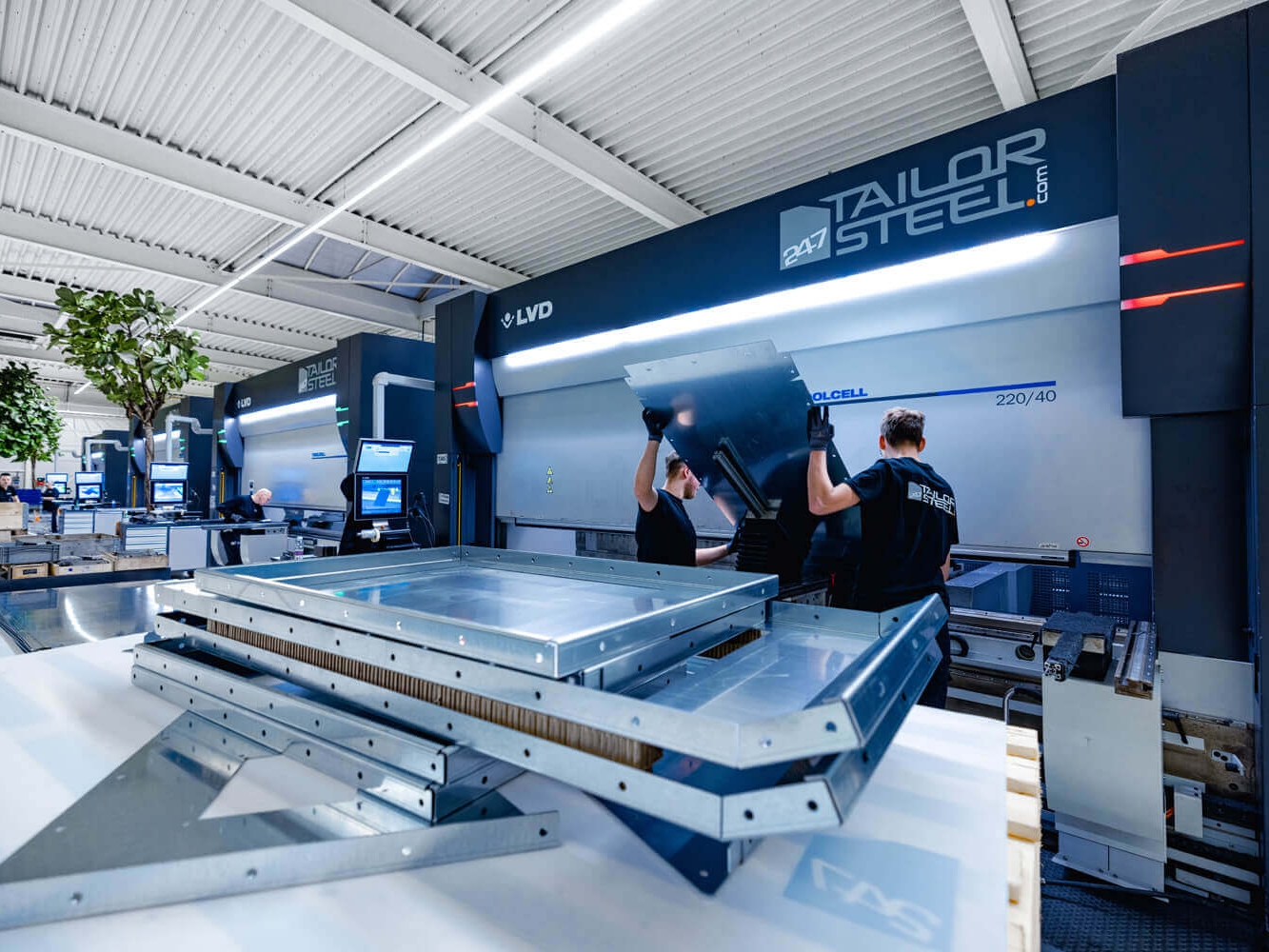 247TailorSteel-hero-bending-1-1800x1000px
