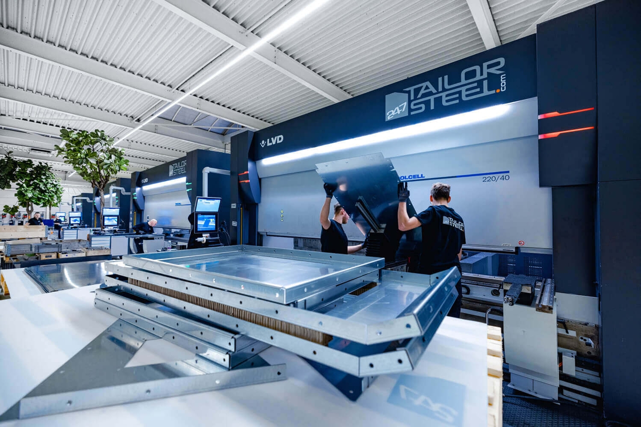 247TailorSteel-hero-bending-1-1800x1000px